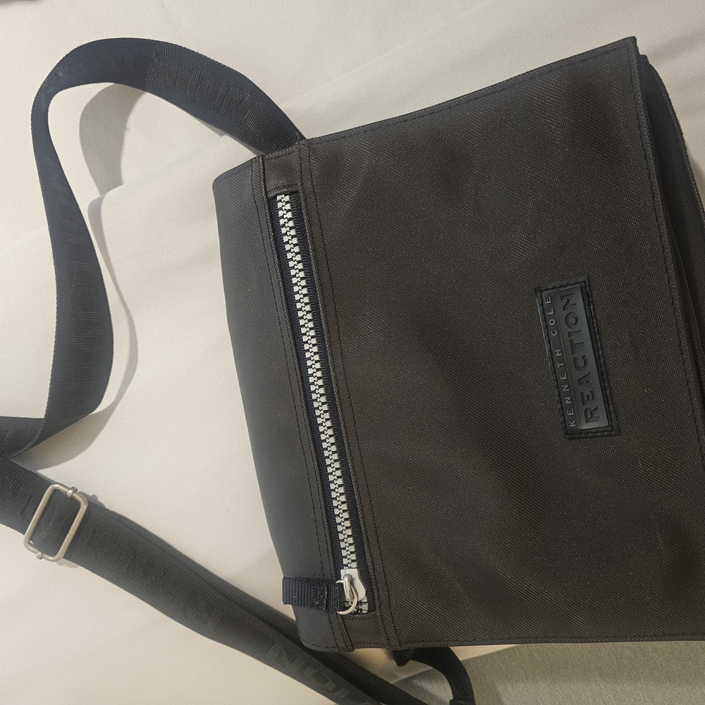 Like New Kenneth Cole Reaction Black Messenger Bag with Modern Design